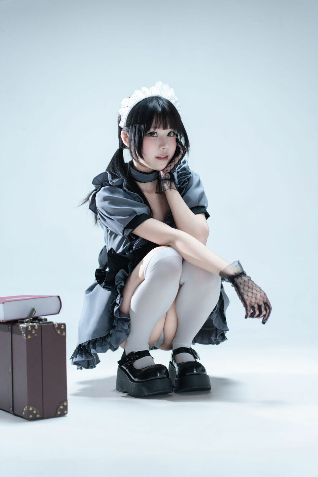 Coser@清水凪 – 手提箱与灰色女仆 (81P)