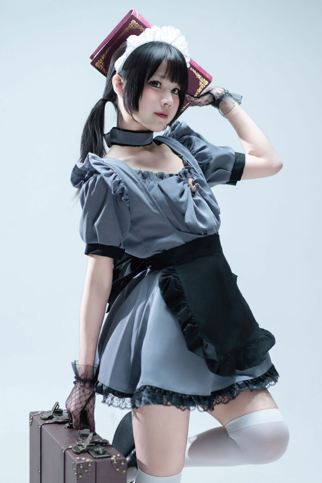 Coser@清水凪 – 手提箱与灰色女仆 (81P)