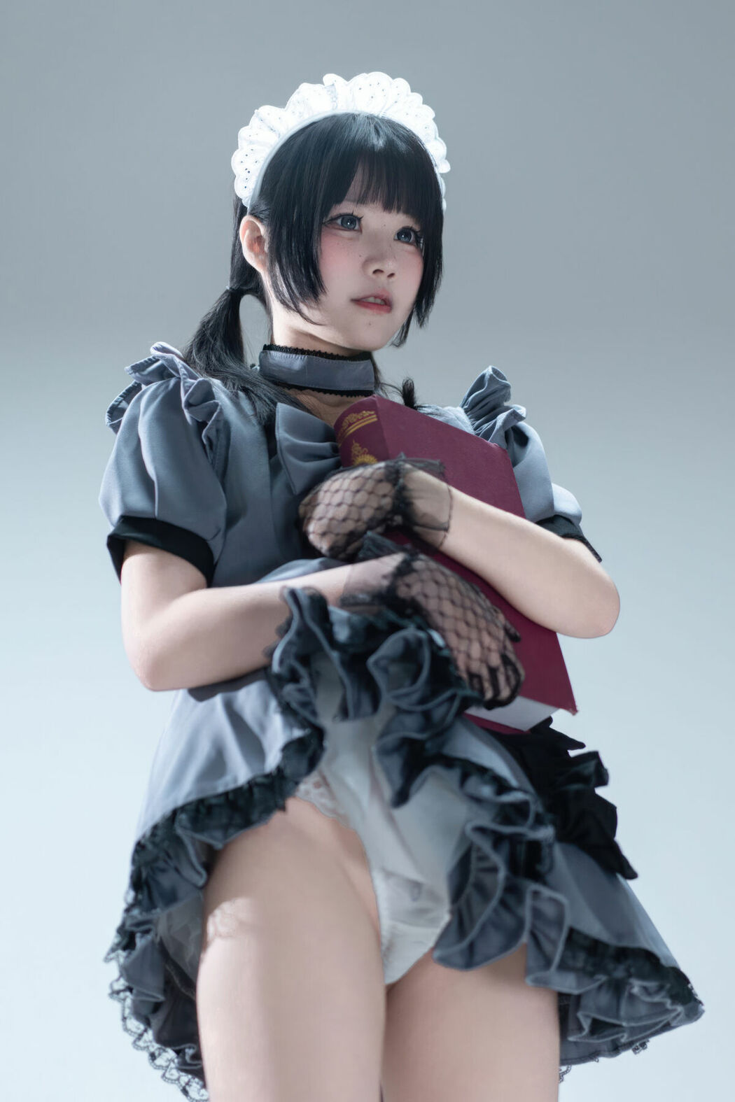 Coser@清水凪 – 手提箱与灰色女仆 (81P)