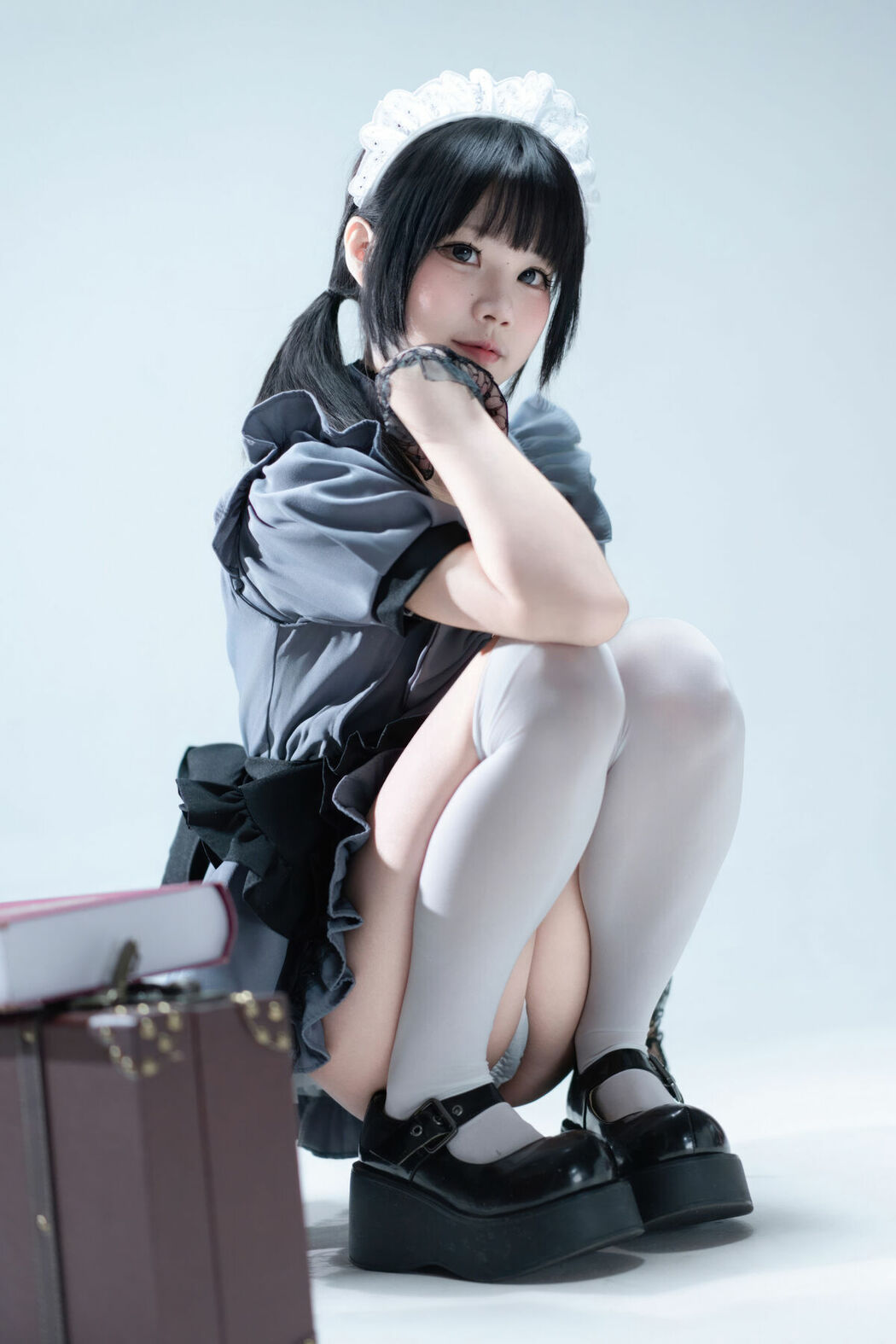 Coser@清水凪 – 手提箱与灰色女仆 (81P)