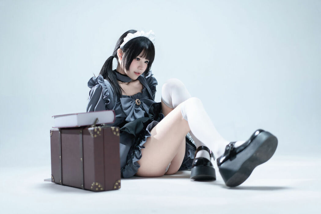 Coser@清水凪 – 手提箱与灰色女仆 (81P)