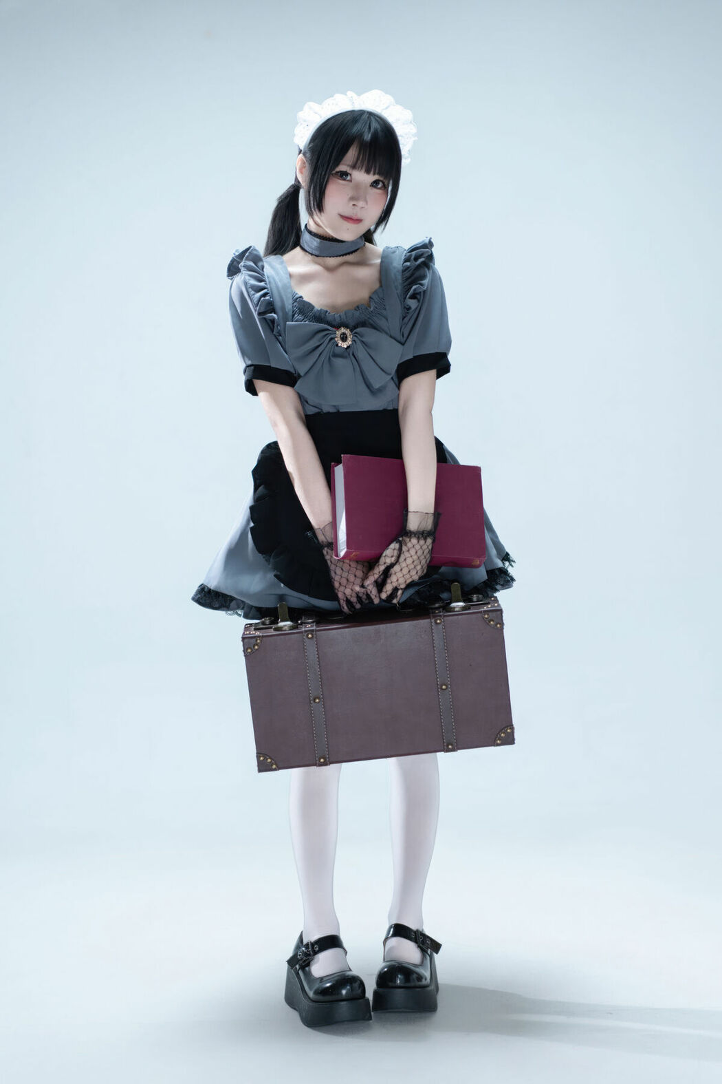 Coser@清水凪 – 手提箱与灰色女仆 (81P)