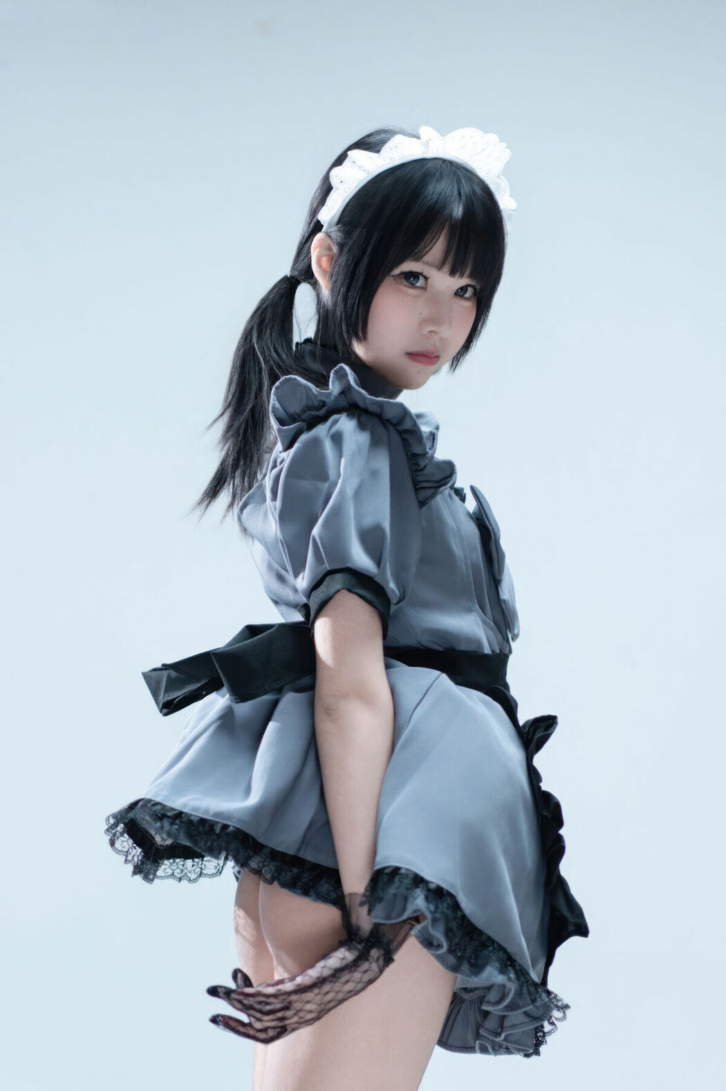 Coser@清水凪 – 手提箱与灰色女仆 (81P)