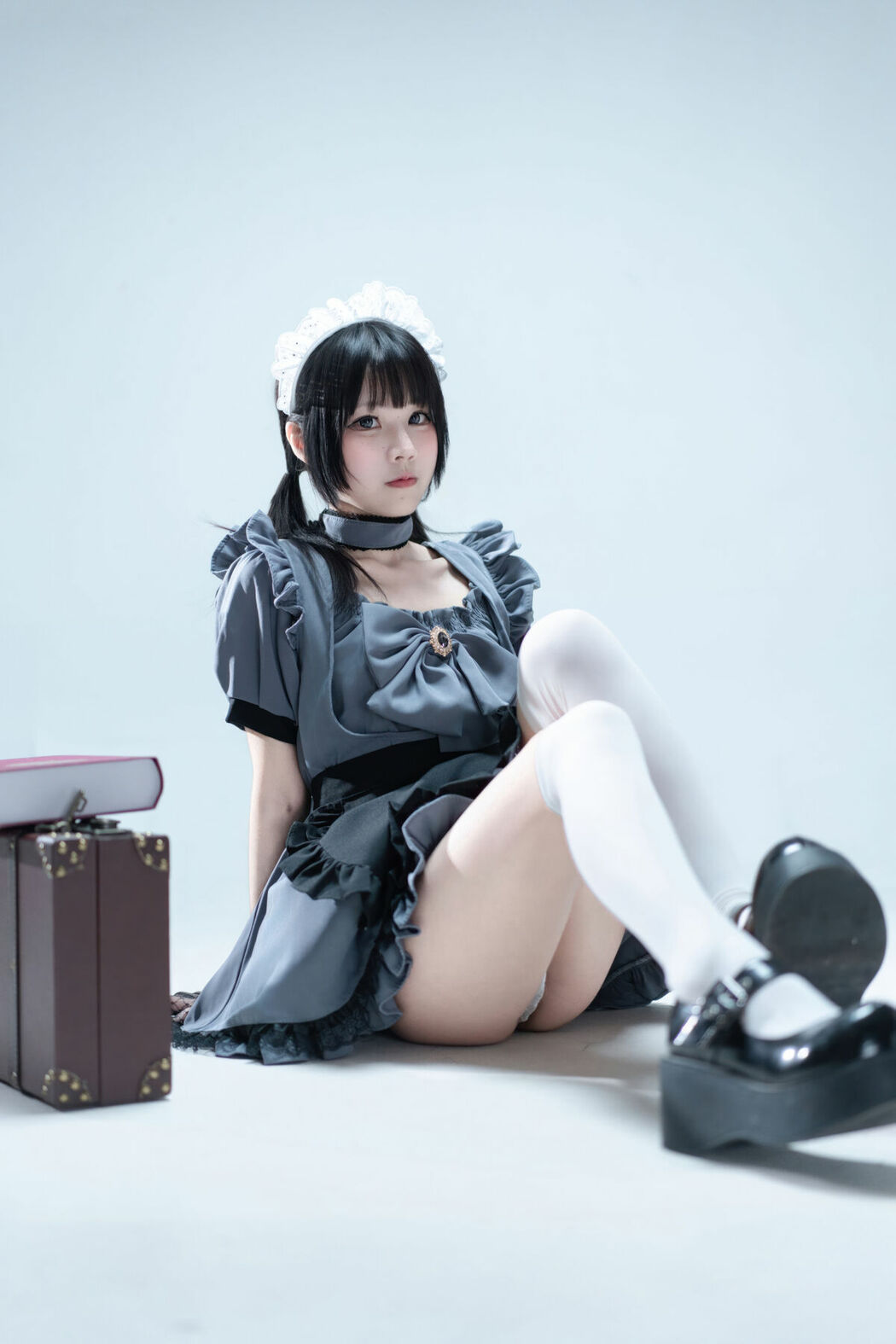 Coser@清水凪 – 手提箱与灰色女仆 (81P)