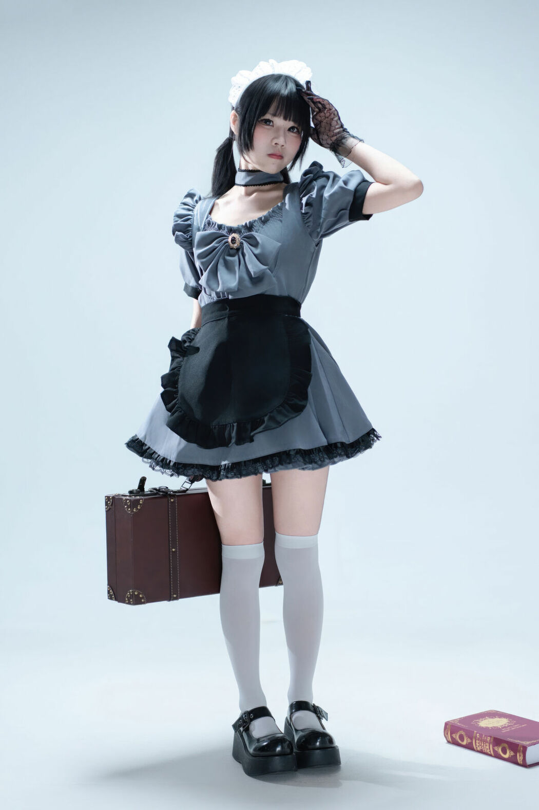 Coser@清水凪 – 手提箱与灰色女仆 (81P)