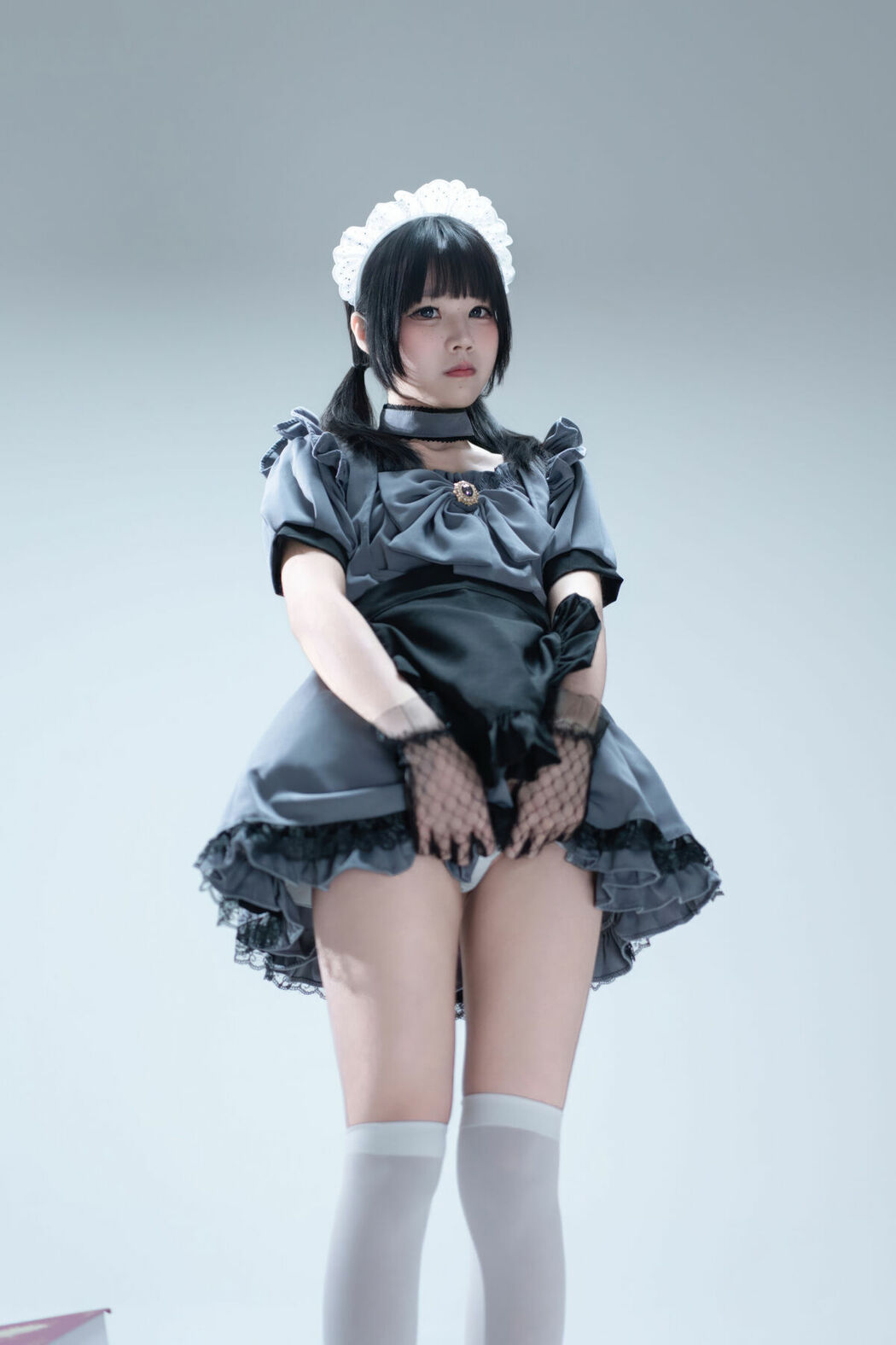 Coser@清水凪 – 手提箱与灰色女仆 (81P)