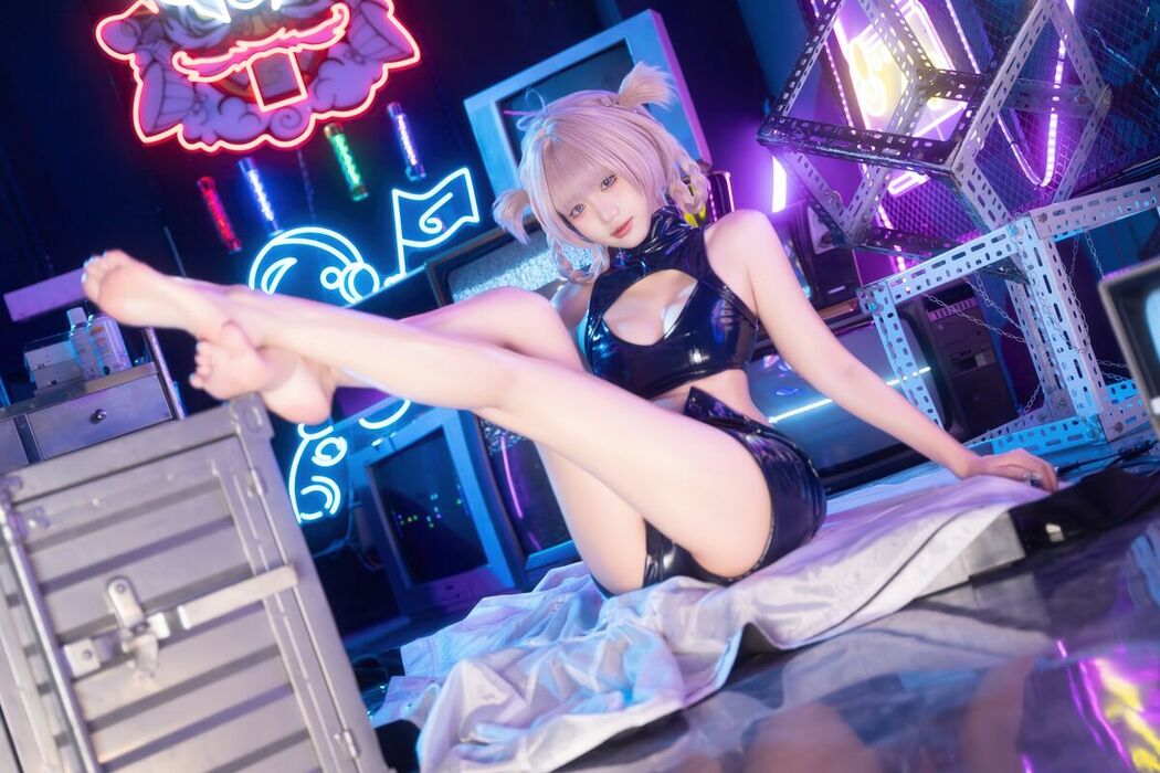 Coser@柒柒要乖哦 – 常服小荠 (42P – 1V)