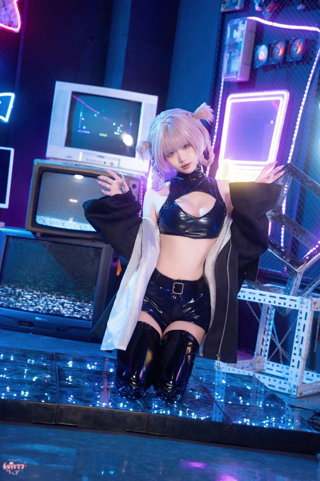 Coser@柒柒要乖哦 – 常服小荠 (42P – 1V)