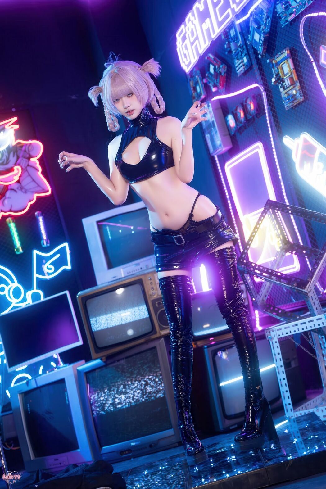 Coser@柒柒要乖哦 – 常服小荠 (42P – 1V)