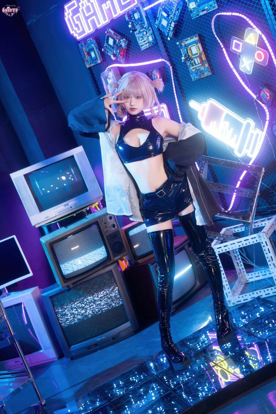 Coser@柒柒要乖哦 – 常服小荠 (42P – 1V)