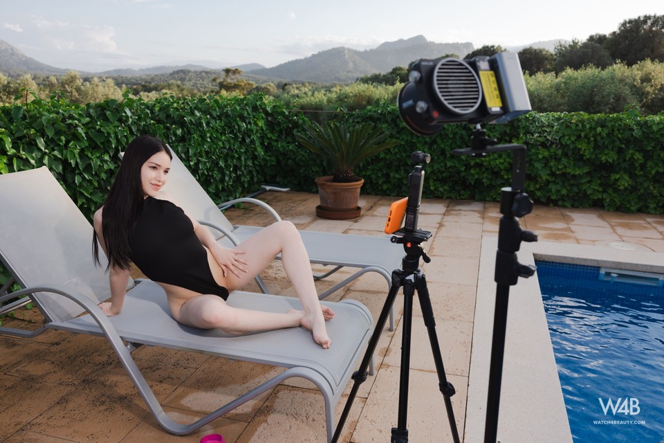 Wikki Kee Shows Little Anal Masturbation