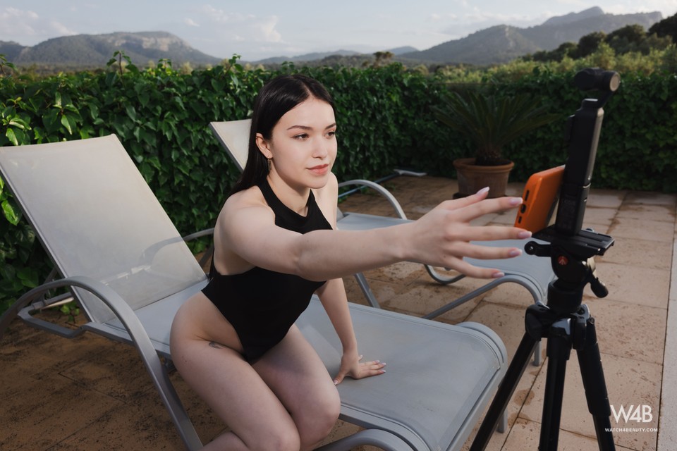 Wikki Kee Shows Little Anal Masturbation