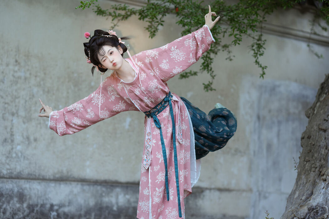 YiTuYu艺图语 Vol.10251 Tian Xin Ya Ya (18P)