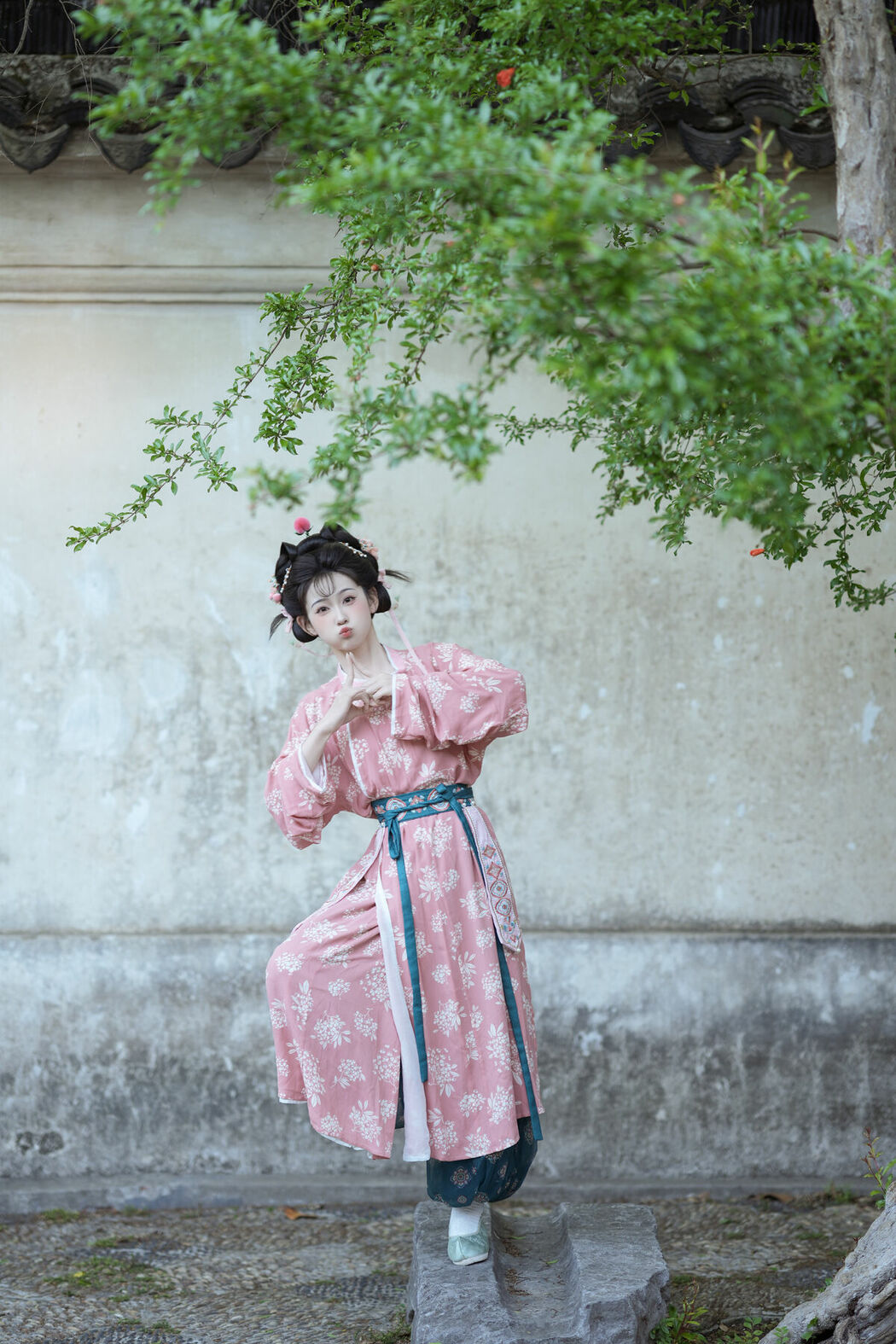 YiTuYu艺图语 Vol.10251 Tian Xin Ya Ya (18P)
