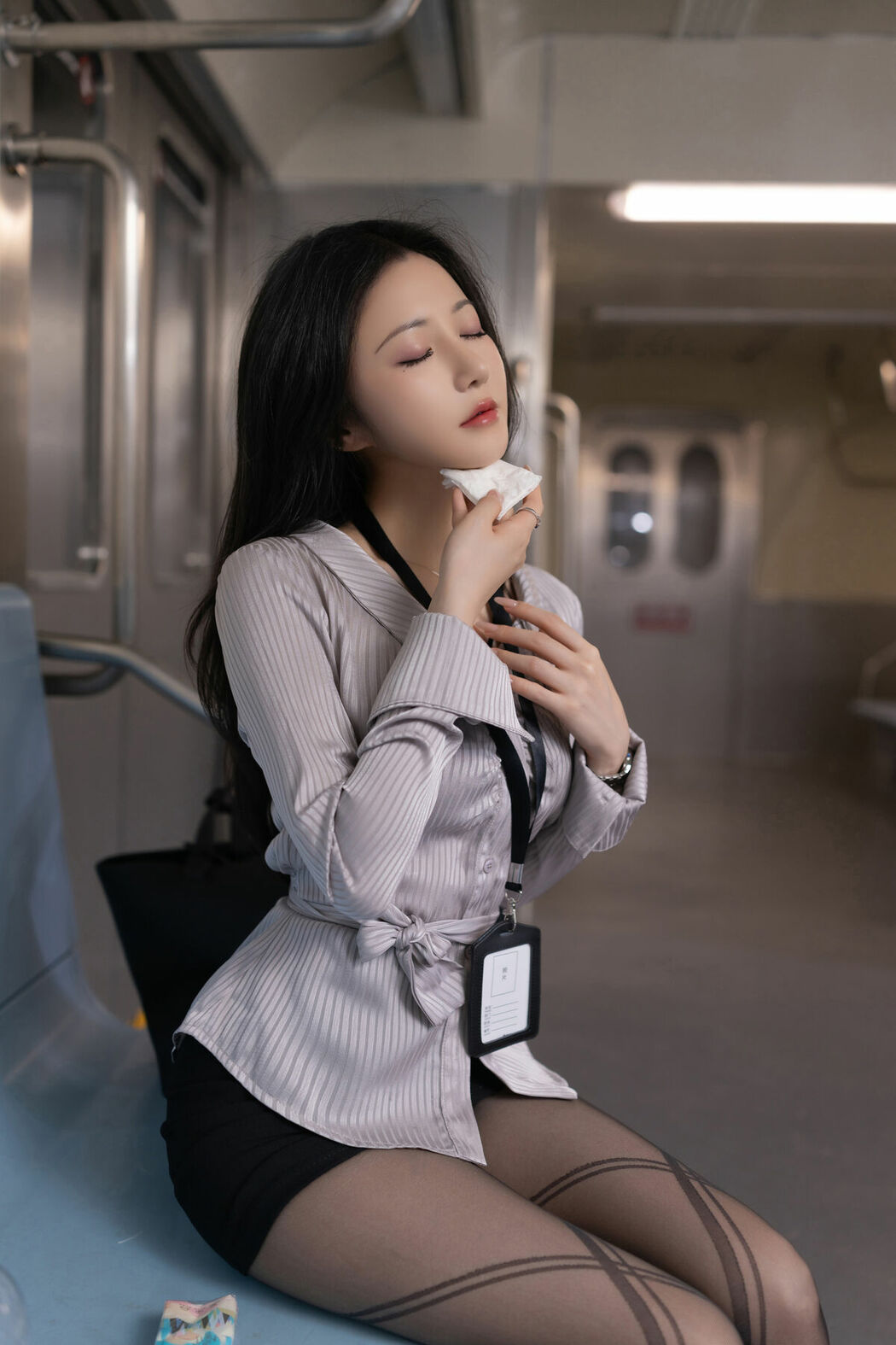 内购无水印 Yu Zi Jiang Fish 鱼子酱Fish – 秀人网模特 催眠地铁 Part01 (61P)
