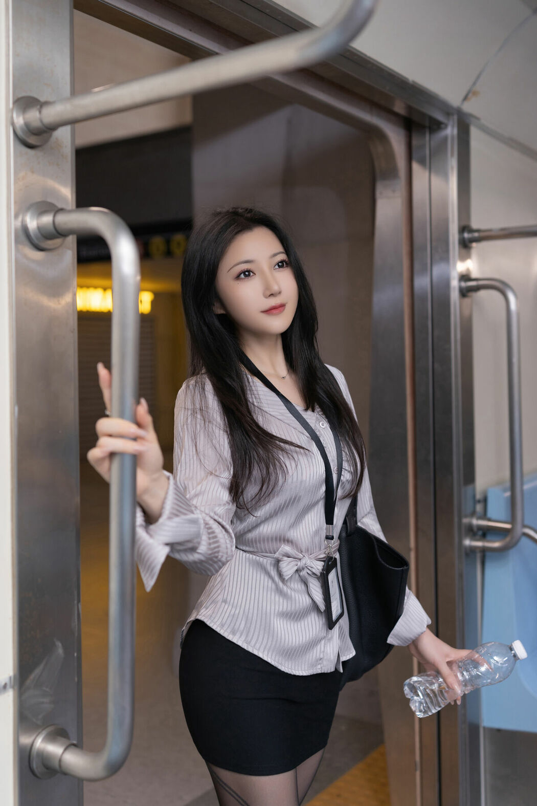 内购无水印 Yu Zi Jiang Fish 鱼子酱Fish – 秀人网模特 催眠地铁 Part01 (61P)
