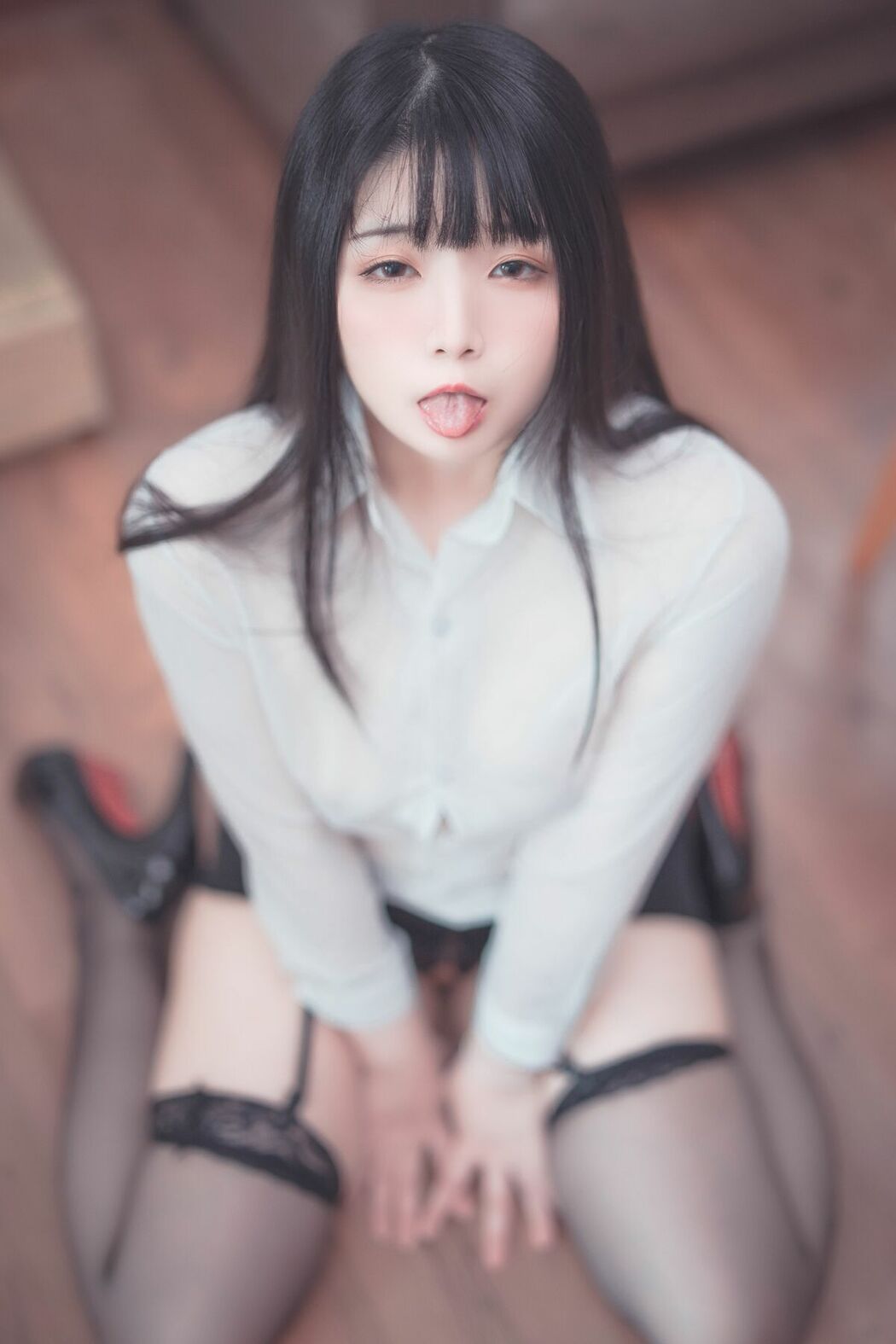 Coser@落落Raku – Weekday Eat Me (45P – 2V)