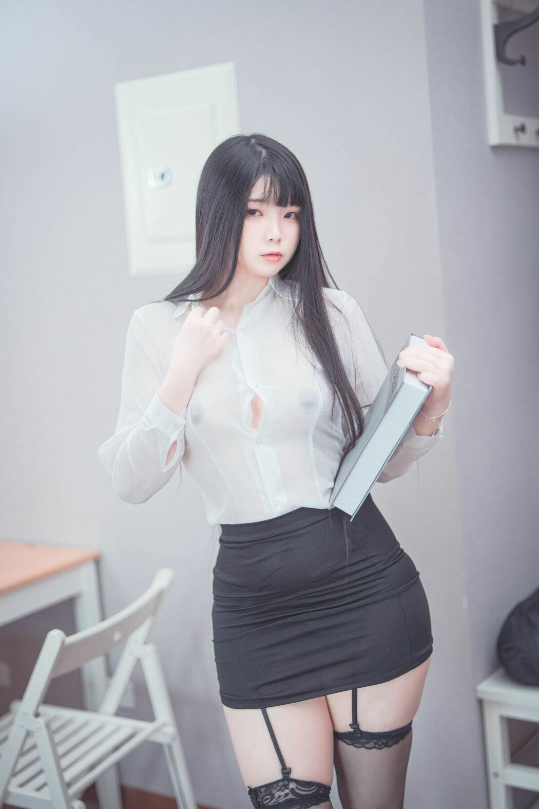 Coser@落落Raku – Weekday Eat Me (45P – 2V)