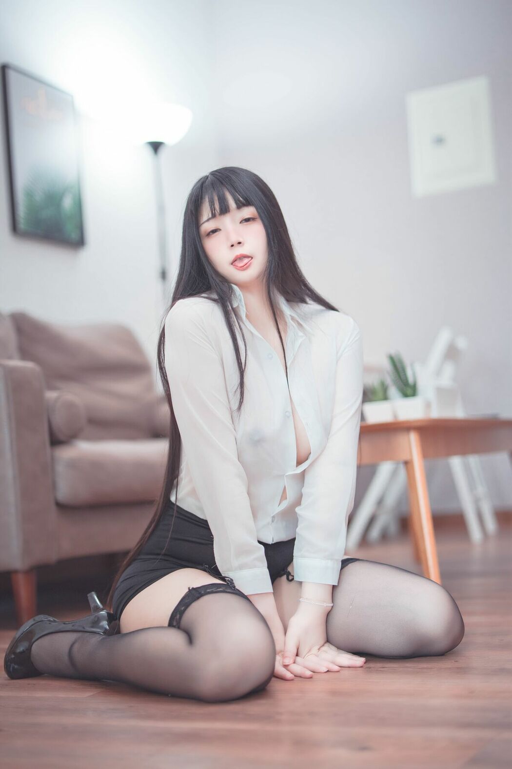 Coser@落落Raku – Weekday Eat Me (45P – 2V)