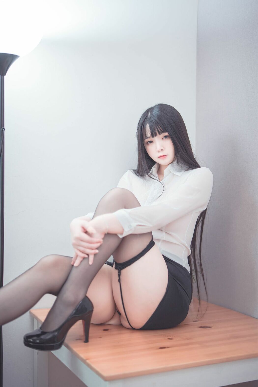 Coser@落落Raku – Weekday Eat Me (45P – 2V)