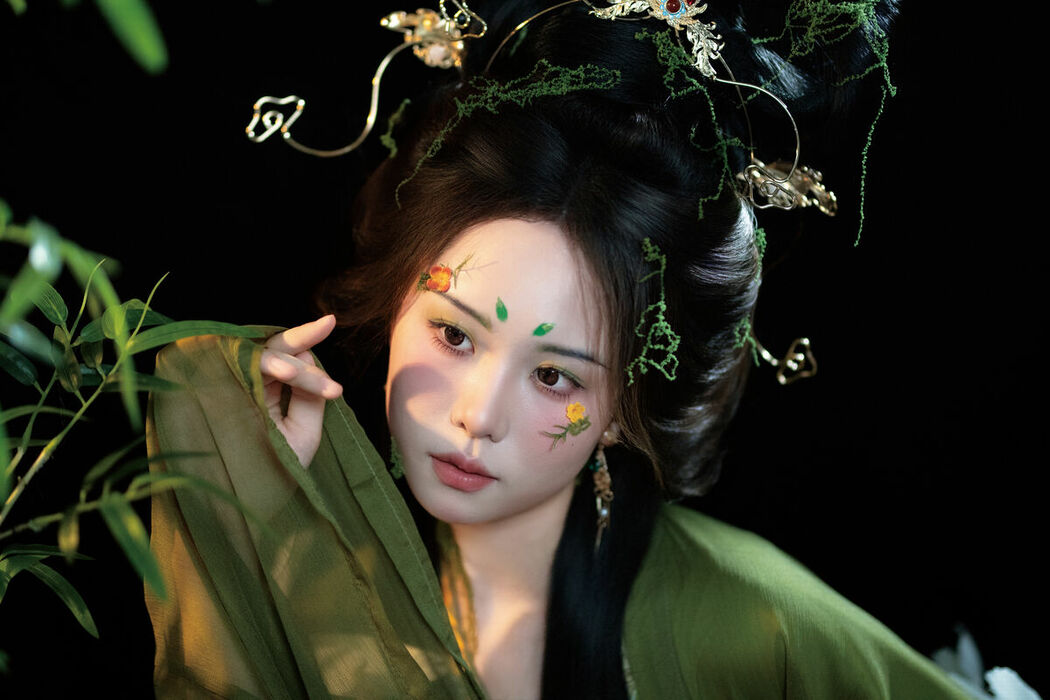 YiTuYu艺图语 Vol.10298 Fei Teng De Mi Zhou (15P)