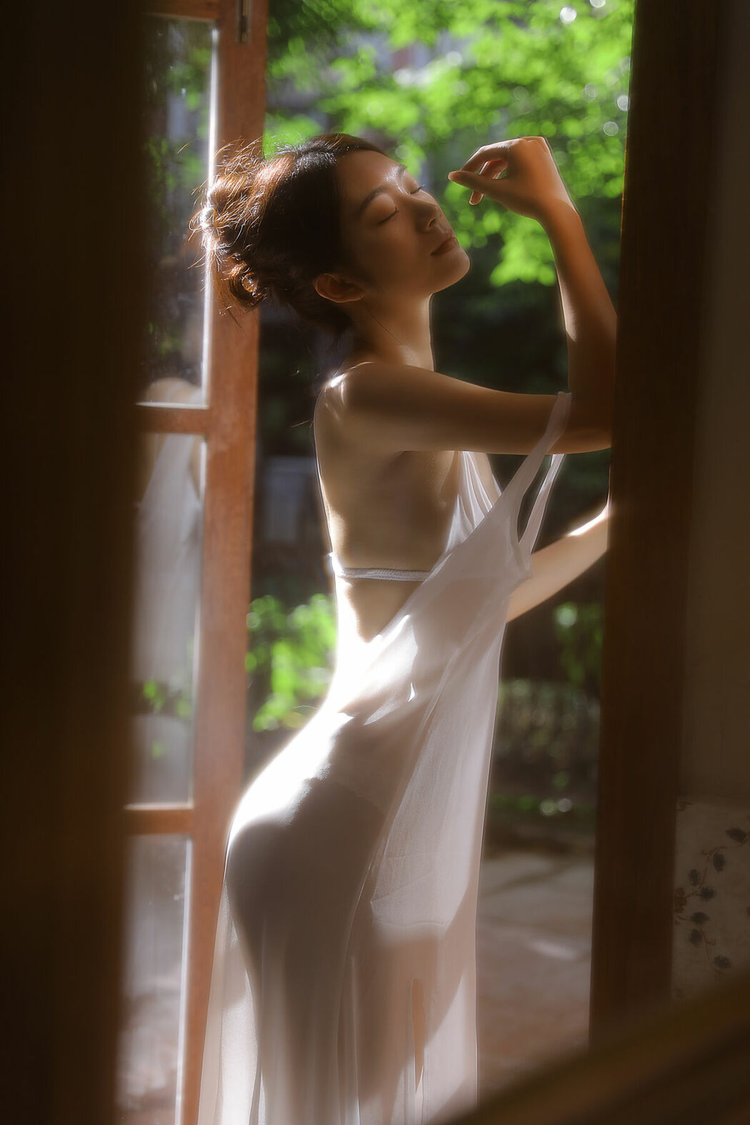 YiTuYu艺图语 Vol.10305 Liu Liu (14P)
