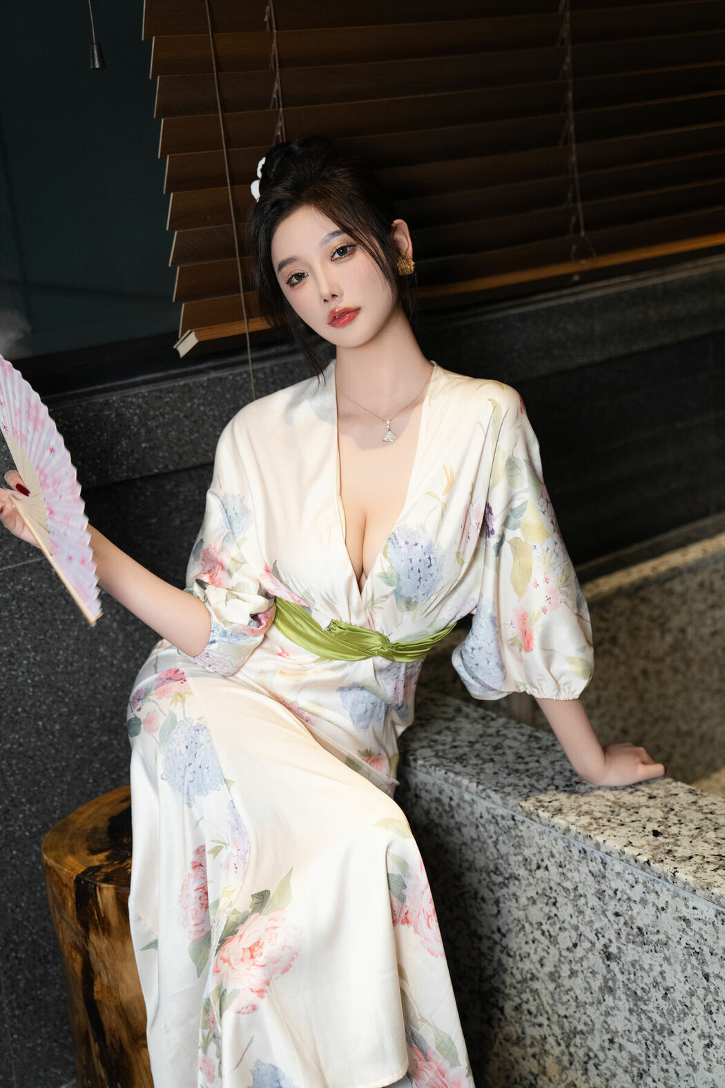 内购无水印 Yang Chen Chen 杨晨晨Yome – 秀人网模特 红色情趣 Part01 (56P)