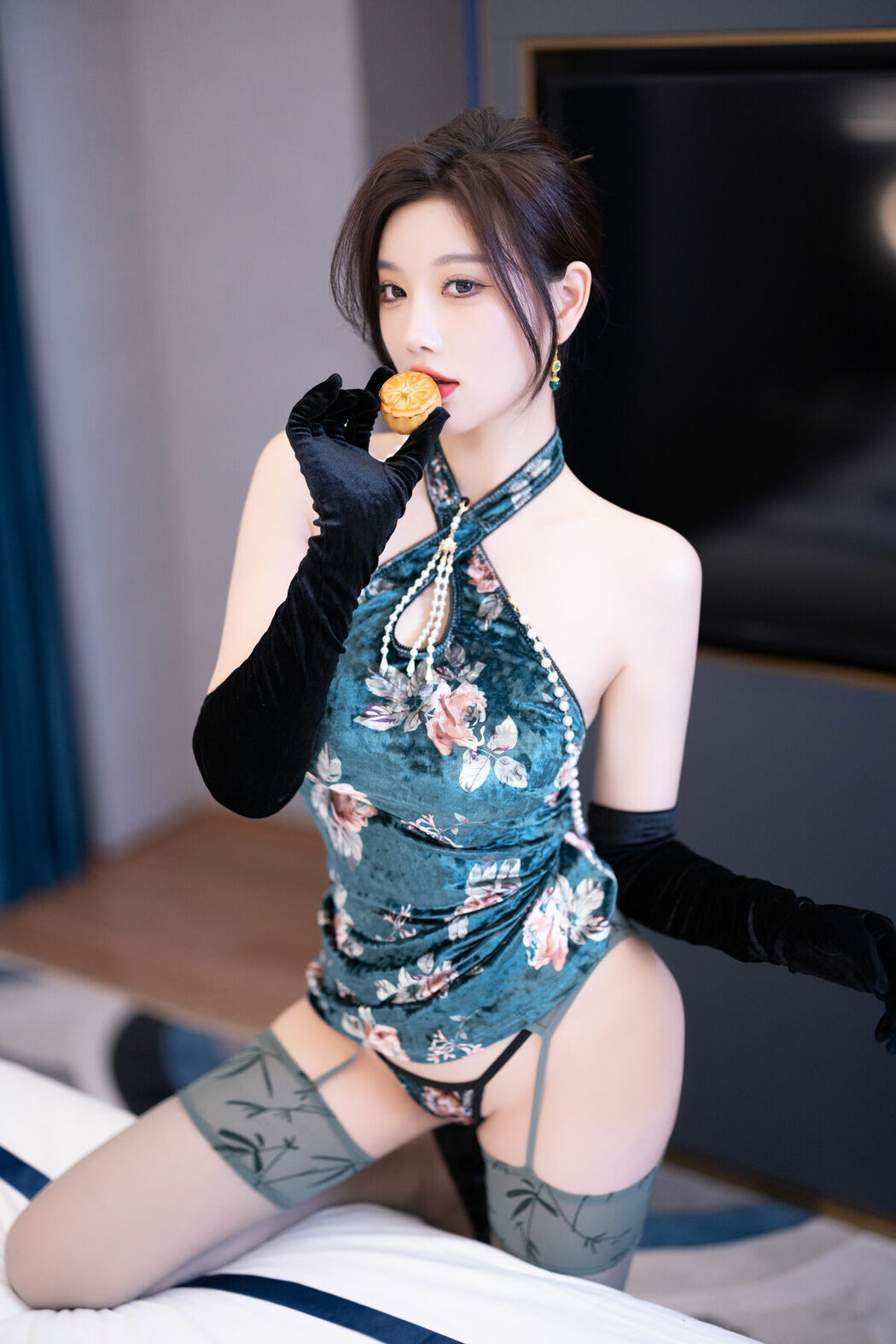 内购无水印 Yang Chen Chen 杨晨晨Yome – 秀人网模特 绿色情趣内衣 Part01 (53P)