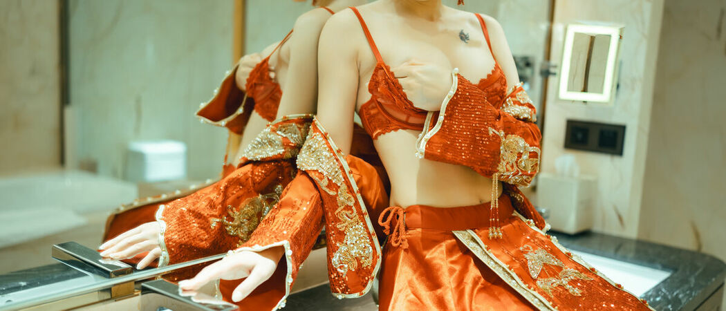 Coser@鹿八岁 – 新婚小故事 Part01 (55P – 1V)