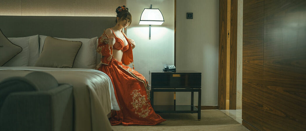 Coser@鹿八岁 – 新婚小故事 Part01 (55P – 1V)