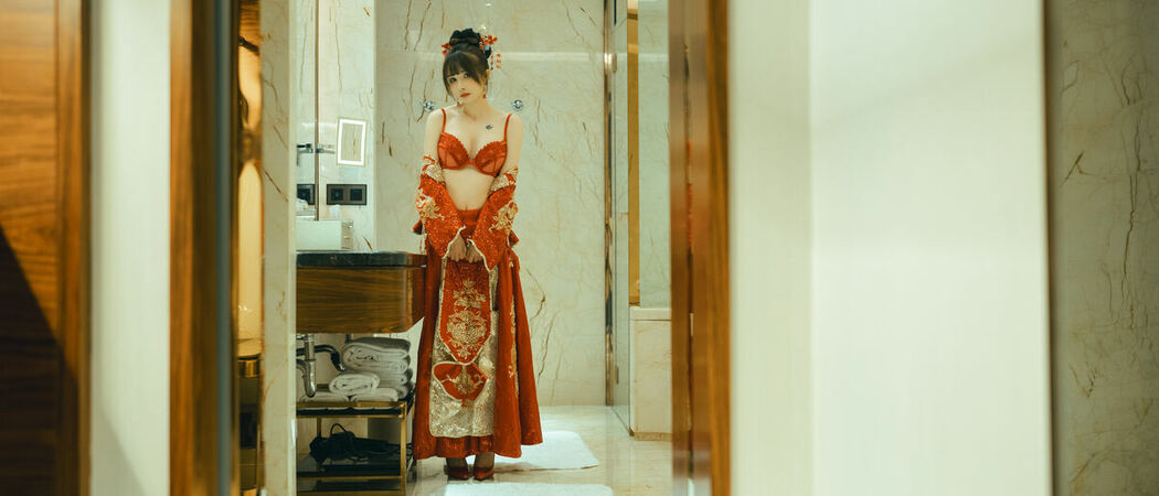 Coser@鹿八岁 – 新婚小故事 Part01 (55P – 1V)