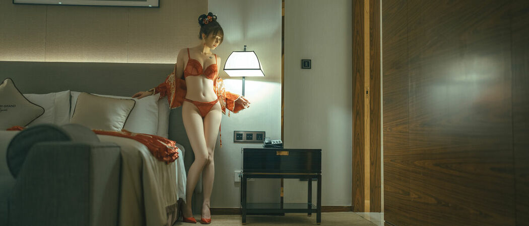 Coser@鹿八岁 – 新婚小故事 Part01 (55P – 1V)