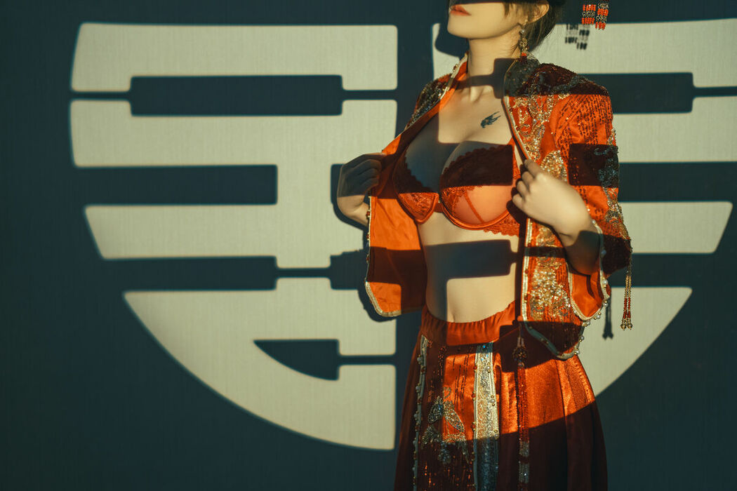 Coser@鹿八岁 – 新婚小故事 Part01 (55P – 1V)