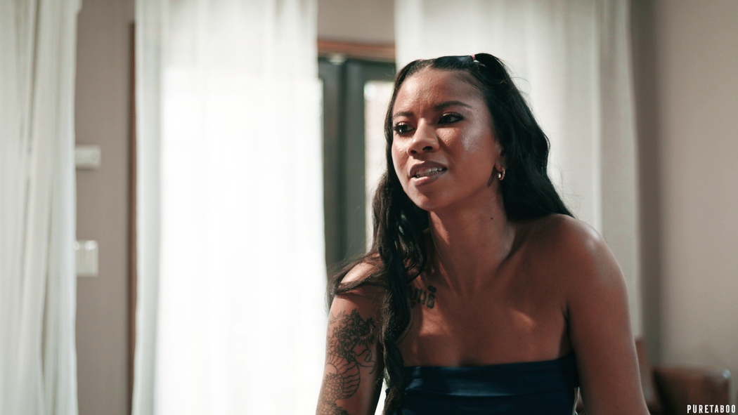 Ameena Green Captivates In A Late-night Family Roleplay With Passionate Blowjobs And Steamy Cumshots