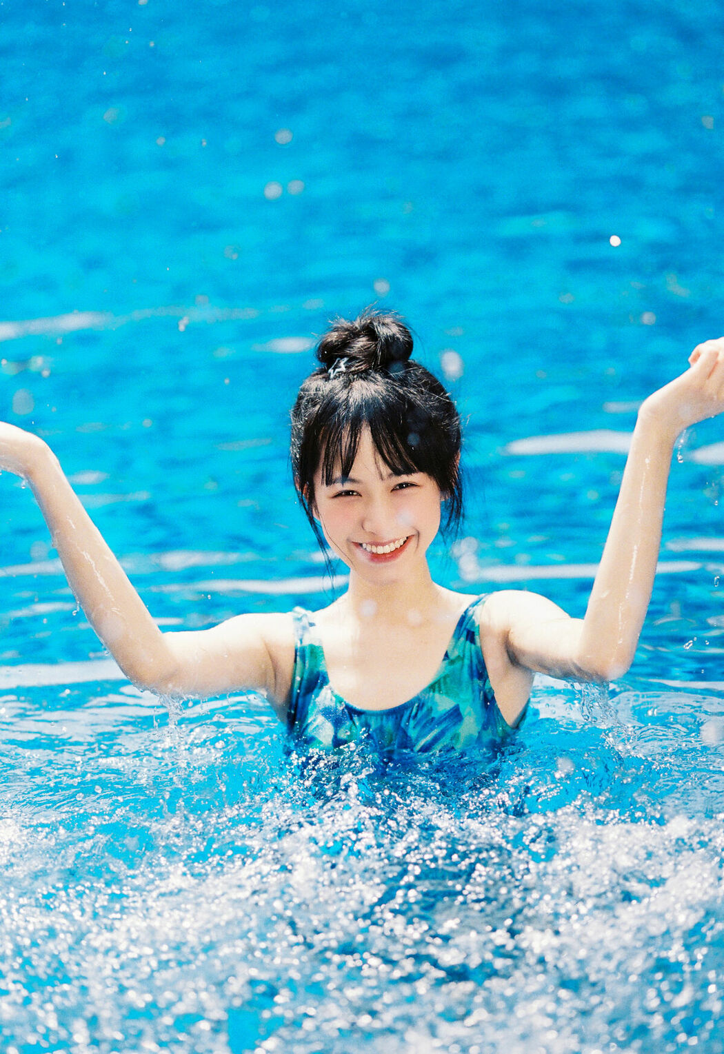 YiTuYu艺图语 Vol.10351 Kua Lie Su Su (16P)
