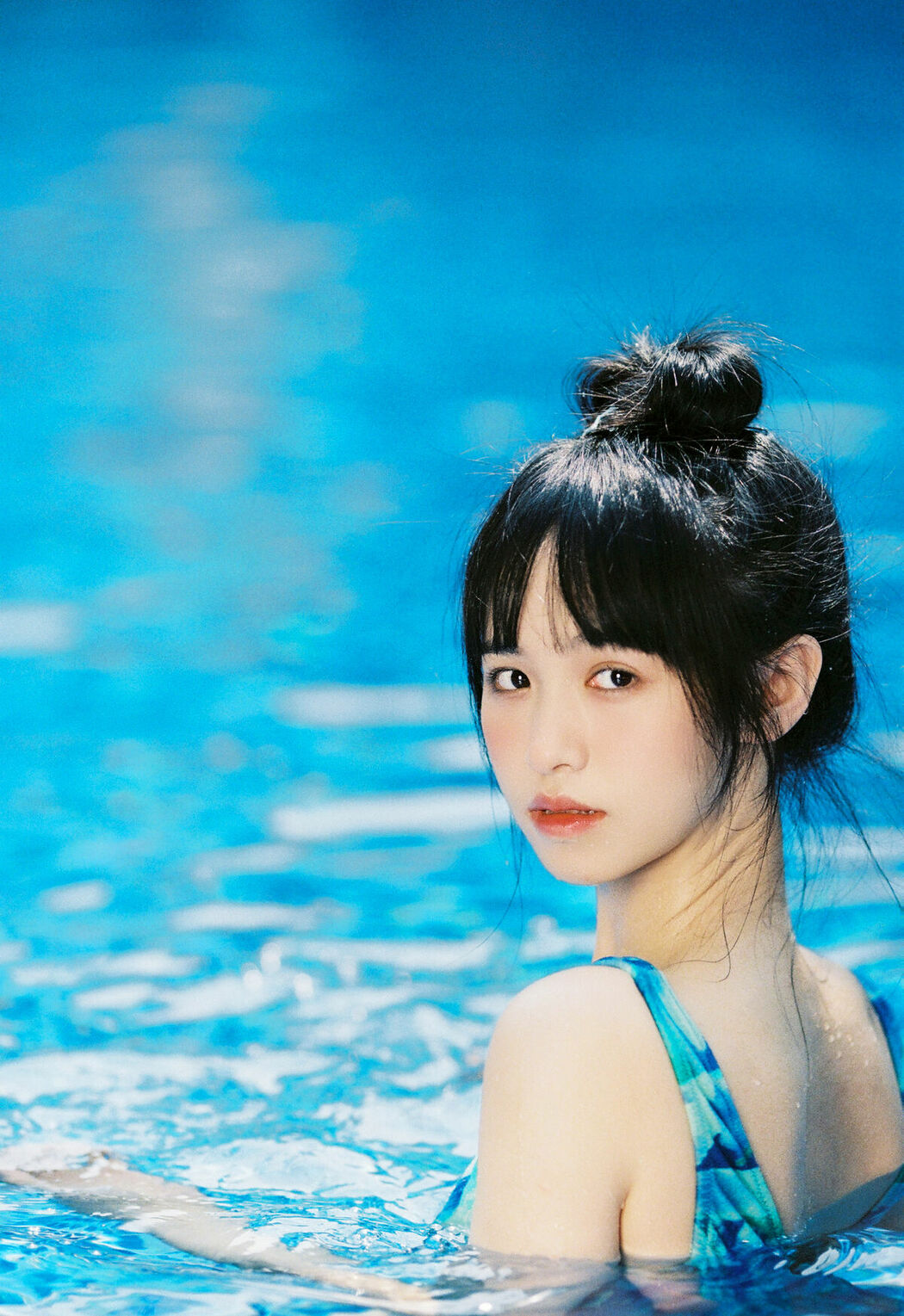 YiTuYu艺图语 Vol.10351 Kua Lie Su Su (16P)