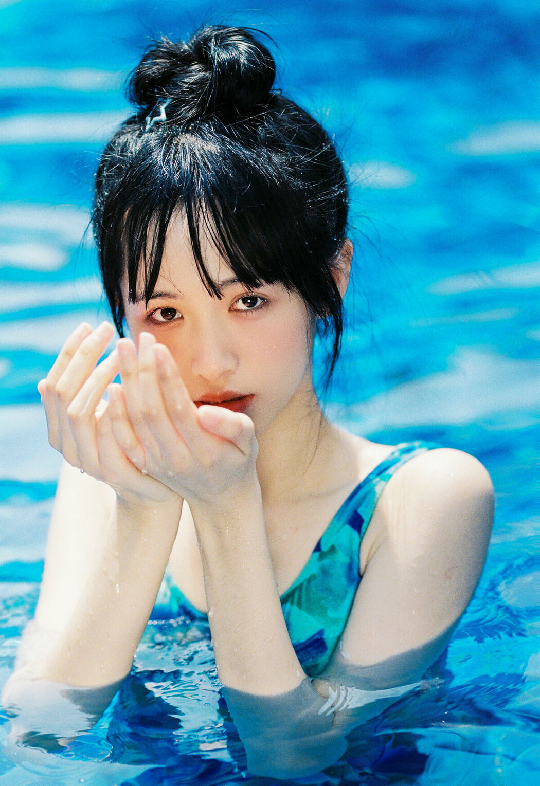 YiTuYu艺图语 Vol.10351 Kua Lie Su Su (16P)