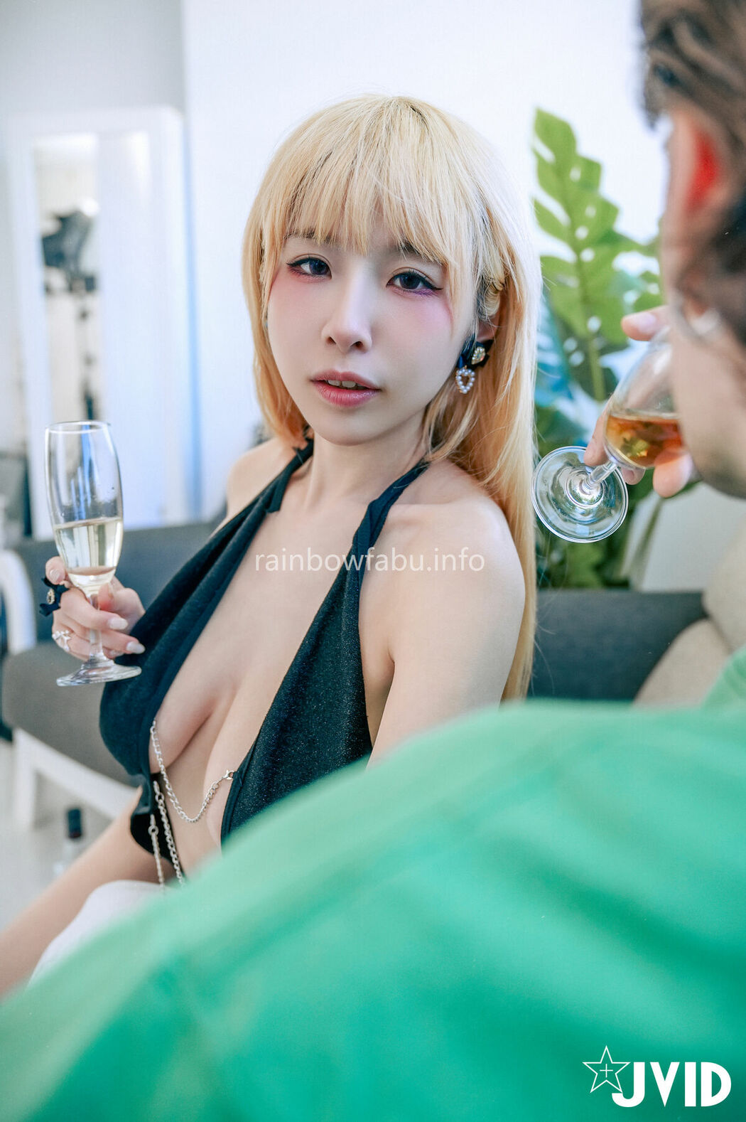 Li Fei Er 黎菲兒 – 調教性感巨乳小母狗 前一晚去夜店 就偷帶男人回家 酒後SM被調教成小母狗 色慾滿滿の性奴養成計劃 Part01 (59P – 1V)