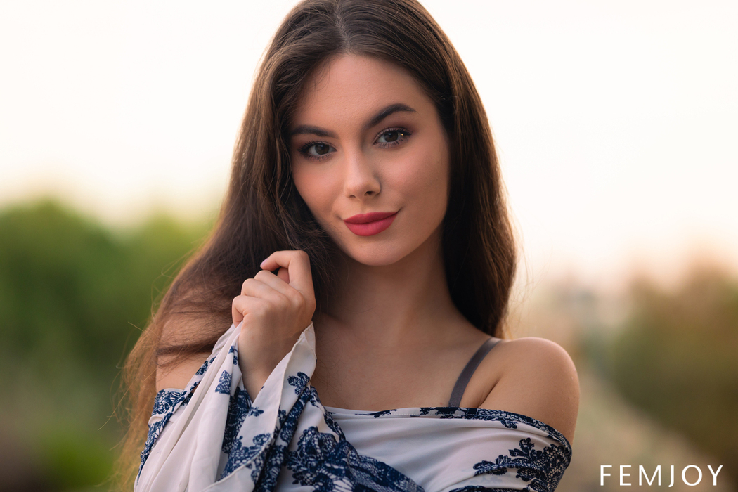 Liz Ocean Bares It All On A Sunlit Balcony With Bold Poses And Seductive Glances For Your Pleasure