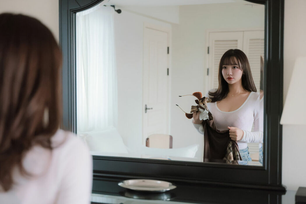 Son Ye-Eun 손예은 – 2025 X-Mas Offline Part01 (63P)
