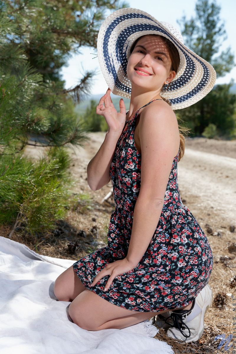 Annet Mylks Teases Her Curves And Masturbates Boldly On The Roadside