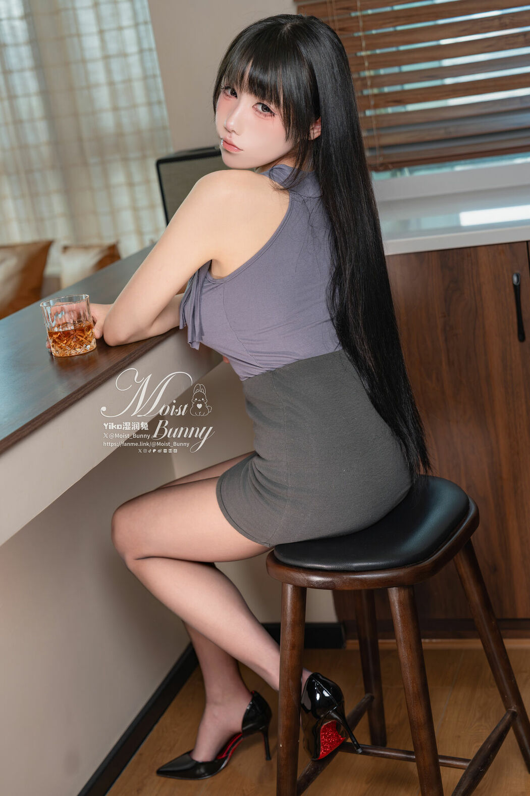 Coser@黏黏团子兔 – 04月月票特典『微醺』 (53P – 1V)