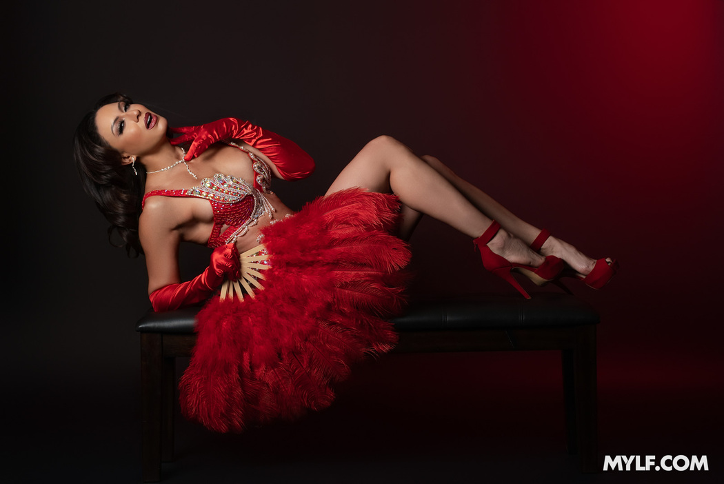 Cassie Del Isla Dazzles With A Seductive Burlesque Performance Behind Closed Doors