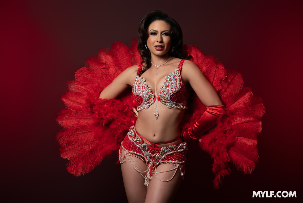 Cassie Del Isla Dazzles With A Seductive Burlesque Performance Behind Closed Doors Cover Photo