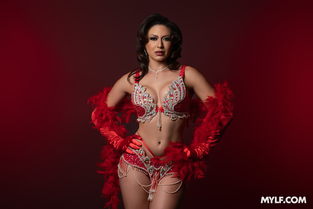 Cassie Del Isla Dazzles With A Seductive Burlesque Performance Behind Closed Doors