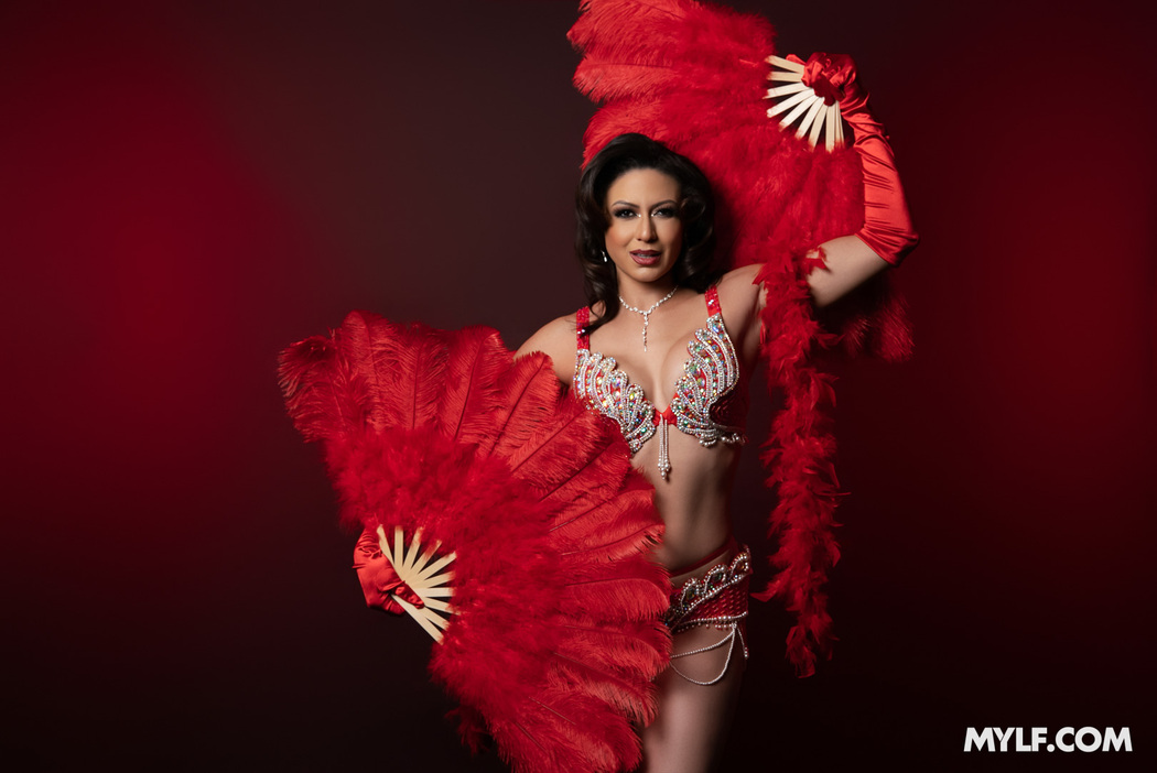 Cassie Del Isla Dazzles With A Seductive Burlesque Performance Behind Closed Doors