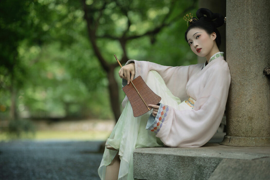 YiTuYu艺图语 Vol.10483 Qi E Rong Rong (51P)