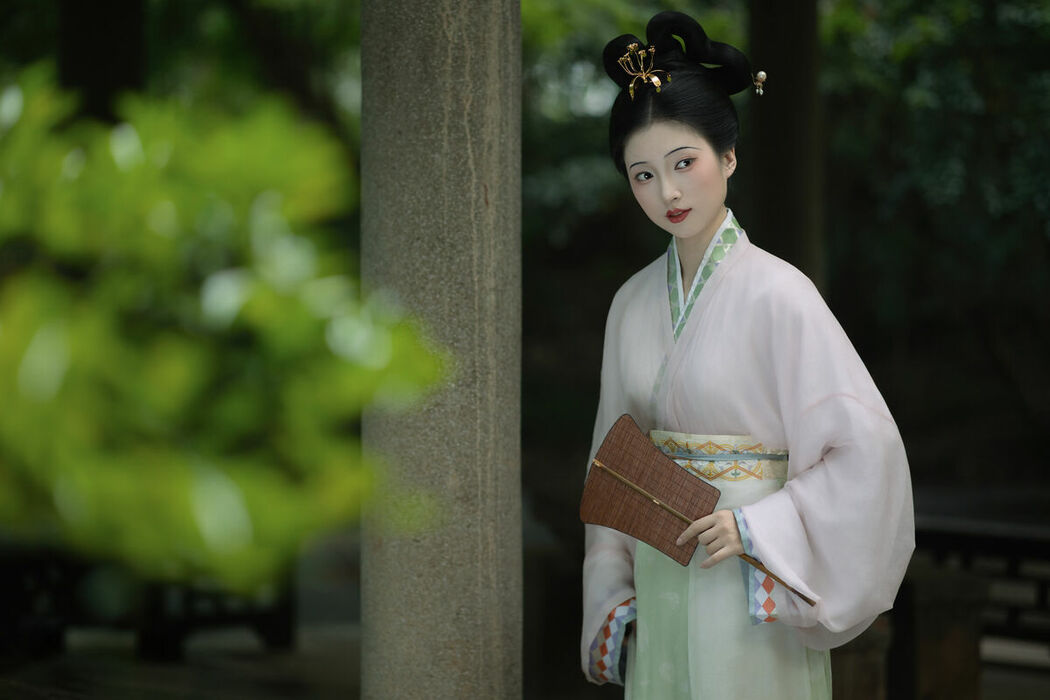 YiTuYu艺图语 Vol.10483 Qi E Rong Rong (51P)