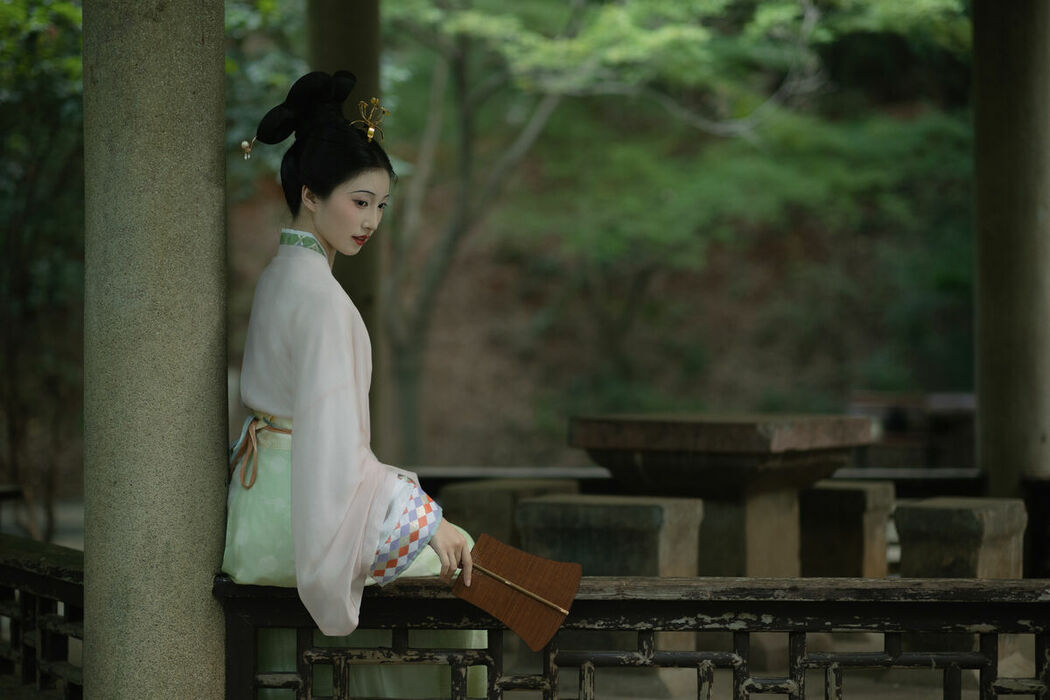 YiTuYu艺图语 Vol.10483 Qi E Rong Rong (51P)
