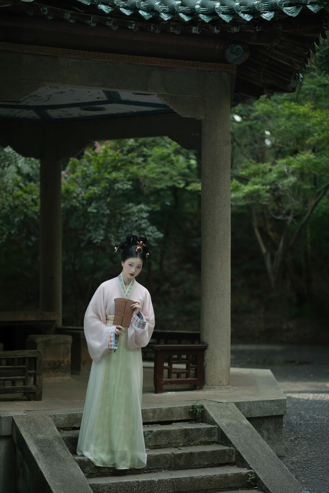 YiTuYu艺图语 Vol.10483 Qi E Rong Rong (51P)